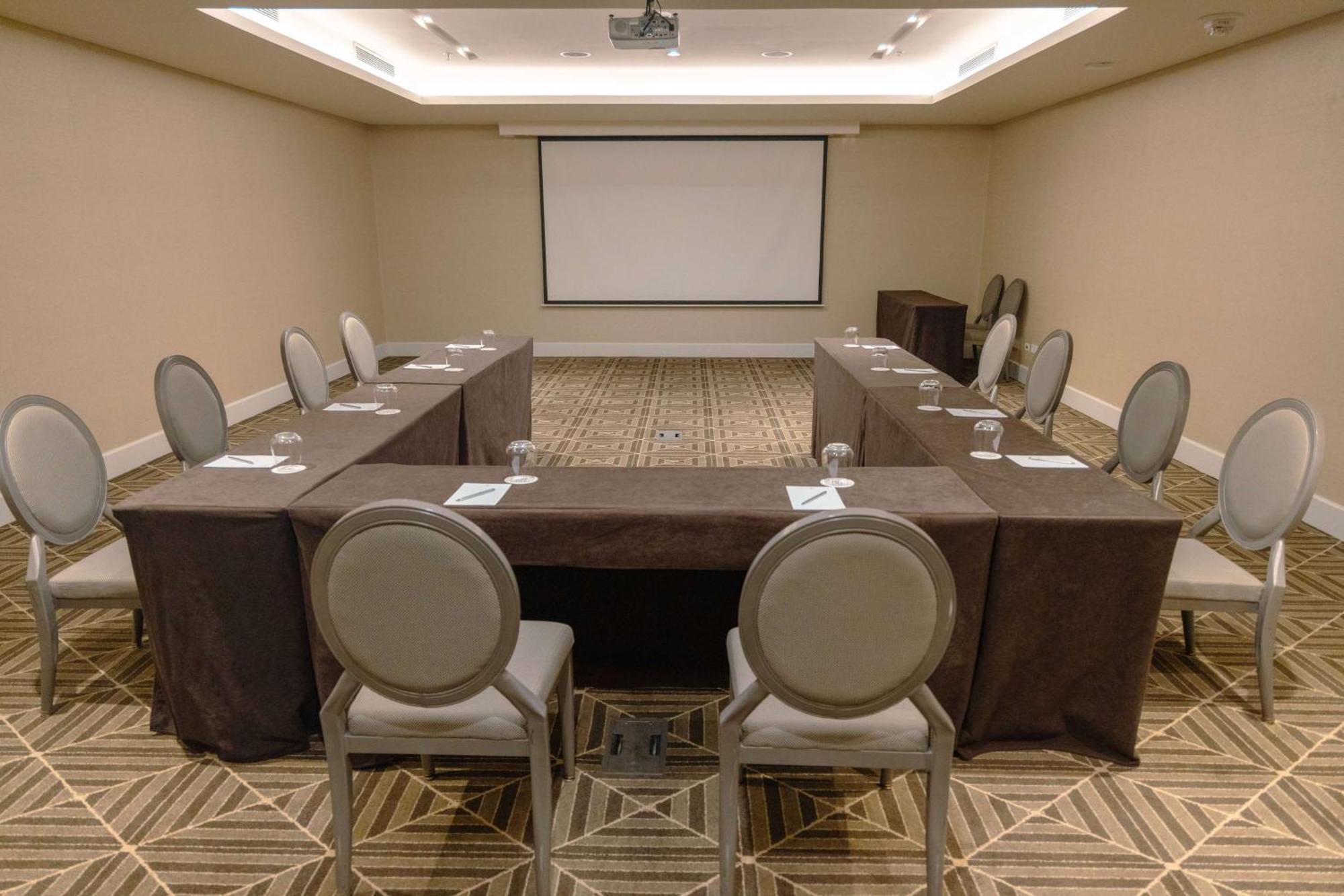 Bristol Panama, A Registry Collection Hotel מראה חיצוני תמונה A meeting room at the Four Seasons Hotel, Washington, D.C.